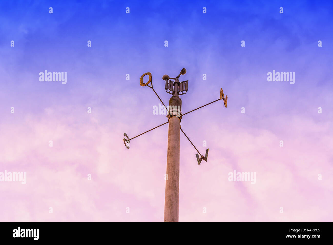 Sky direzione e velocità del vento metro Foto Stock