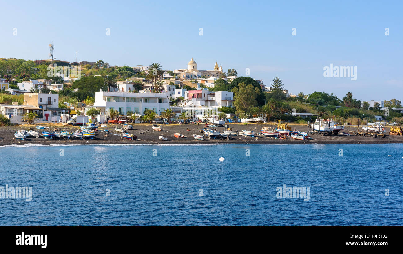 Barche sulla spiaggia nera a Stromboli, Isole Eolie, Italia Foto Stock