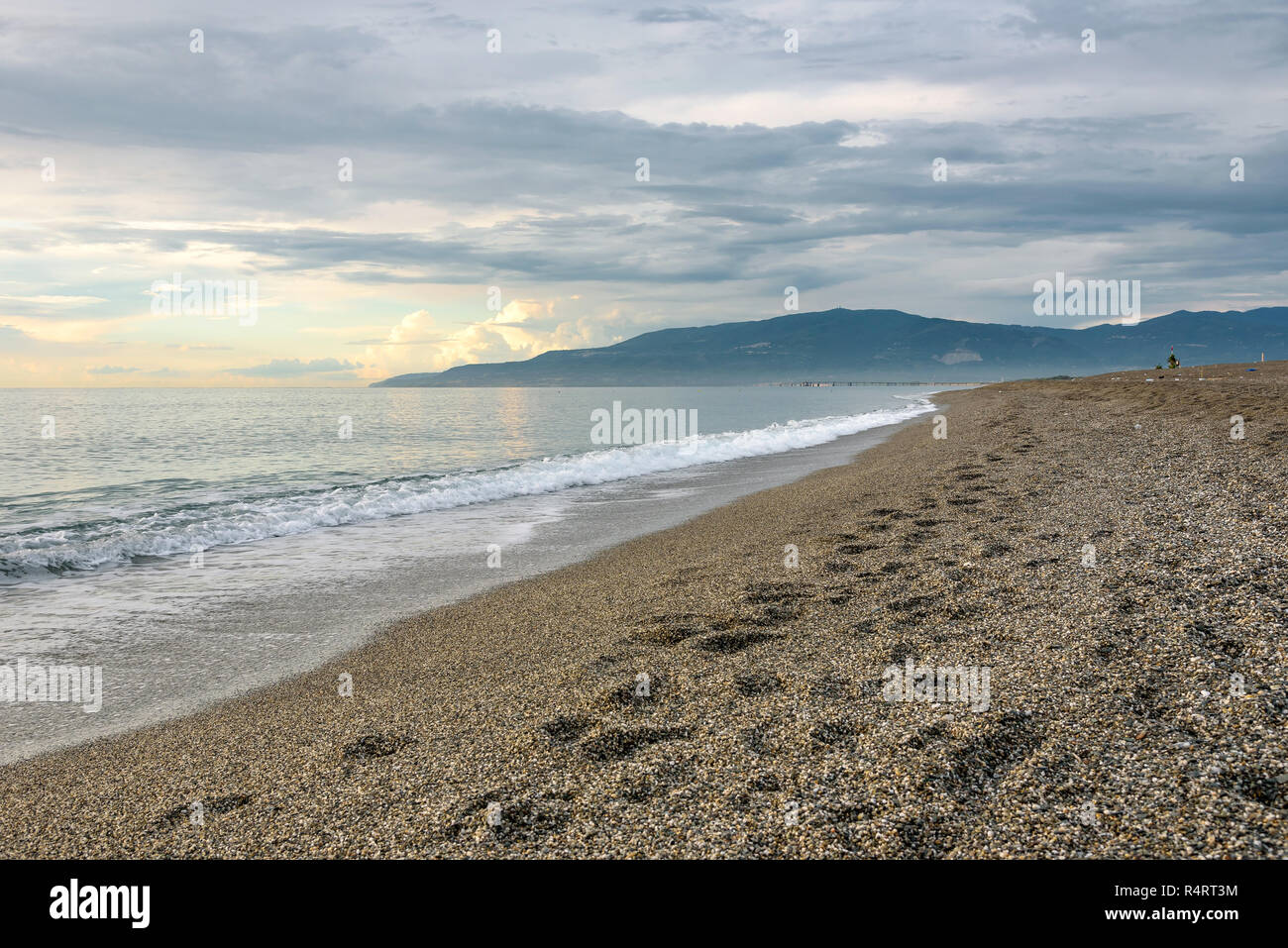 Vista la sera di una spiaggia di ghiaia al Mar Tirreno in Calabria, Italia Foto Stock