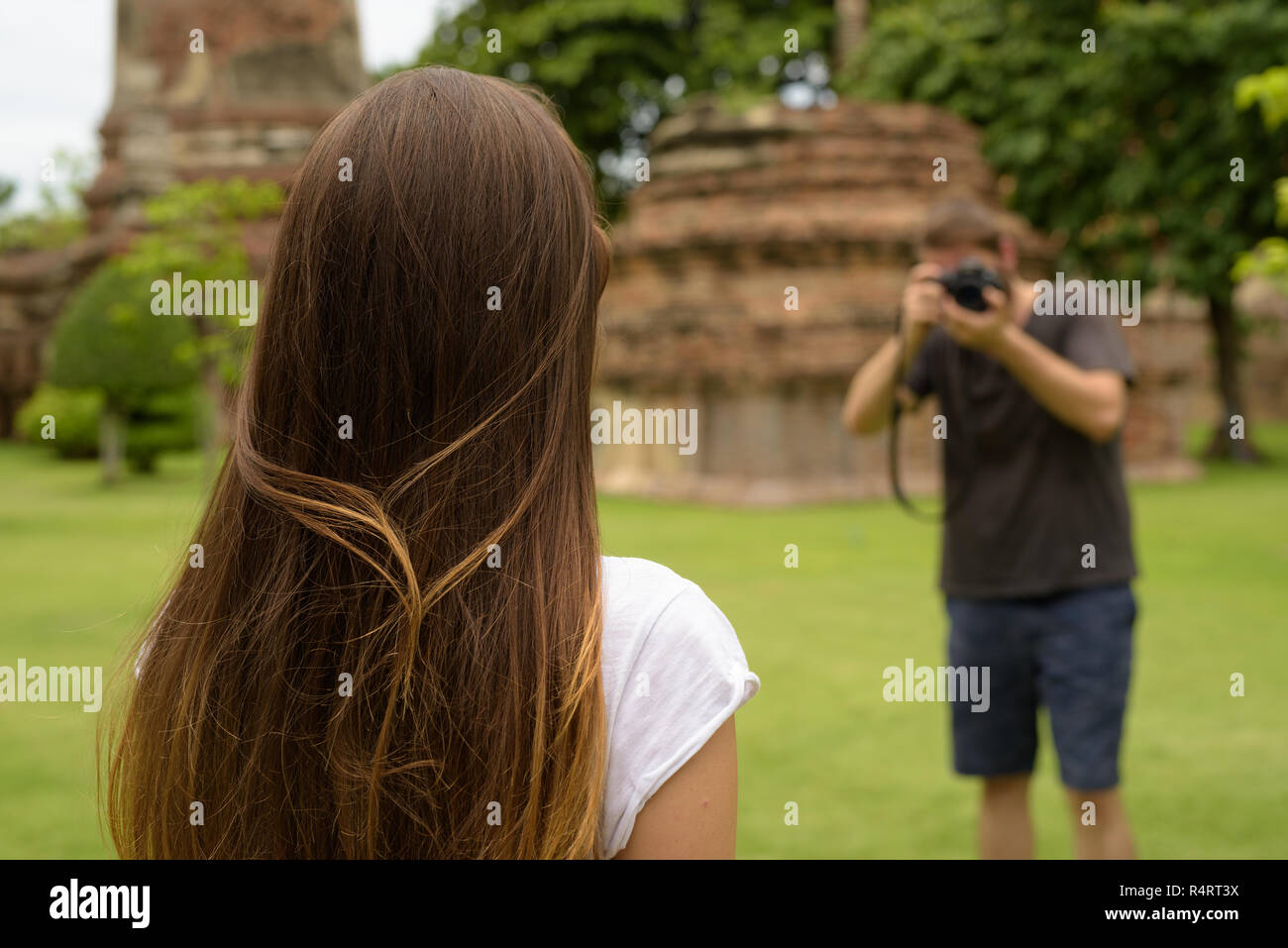 Giovane turista giovane avente una vacanza insieme in Ayutthaya tailandese. Foto Stock
