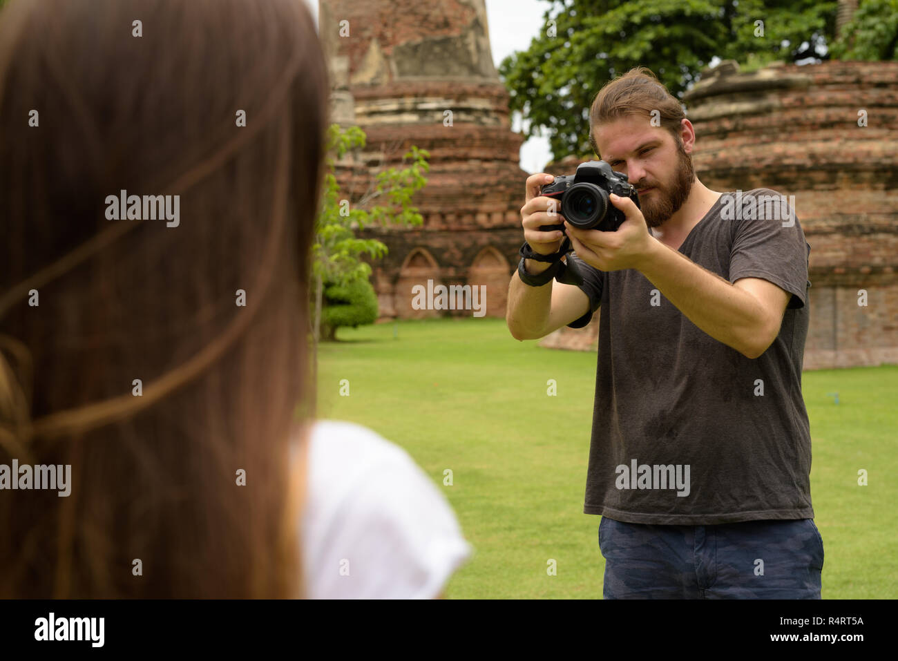 Giovane turista giovane avente una vacanza insieme in Ayutthaya tailandese. Foto Stock