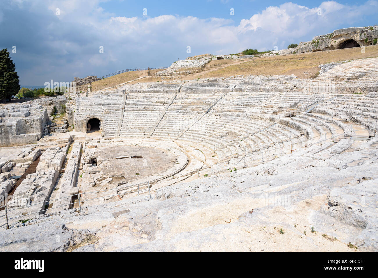 Rovine dell antico teatro greco di Siracusa, Sicilia, Italia Foto Stock