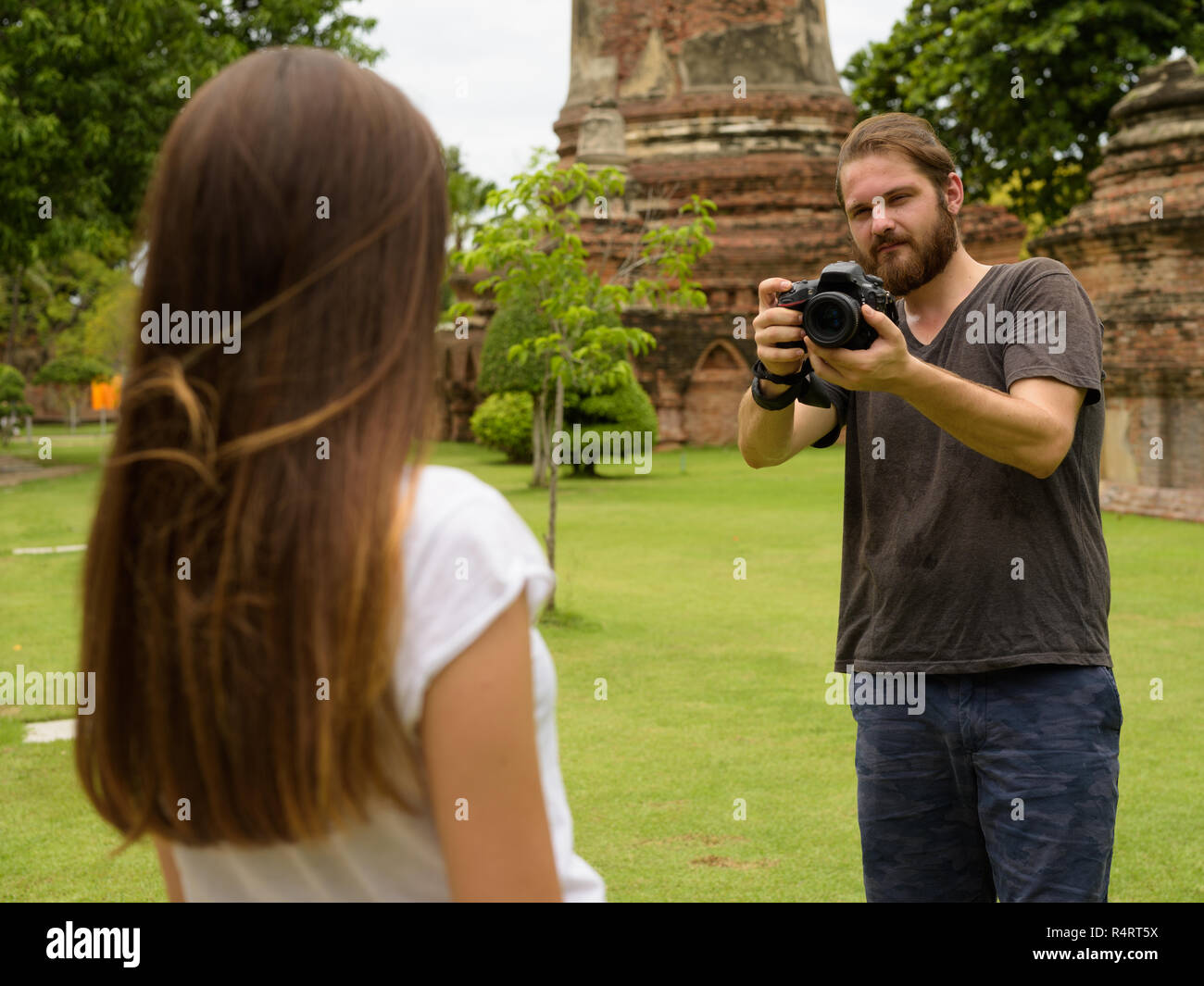 Giovane turista giovane avente una vacanza insieme in Ayutthaya tailandese. Foto Stock