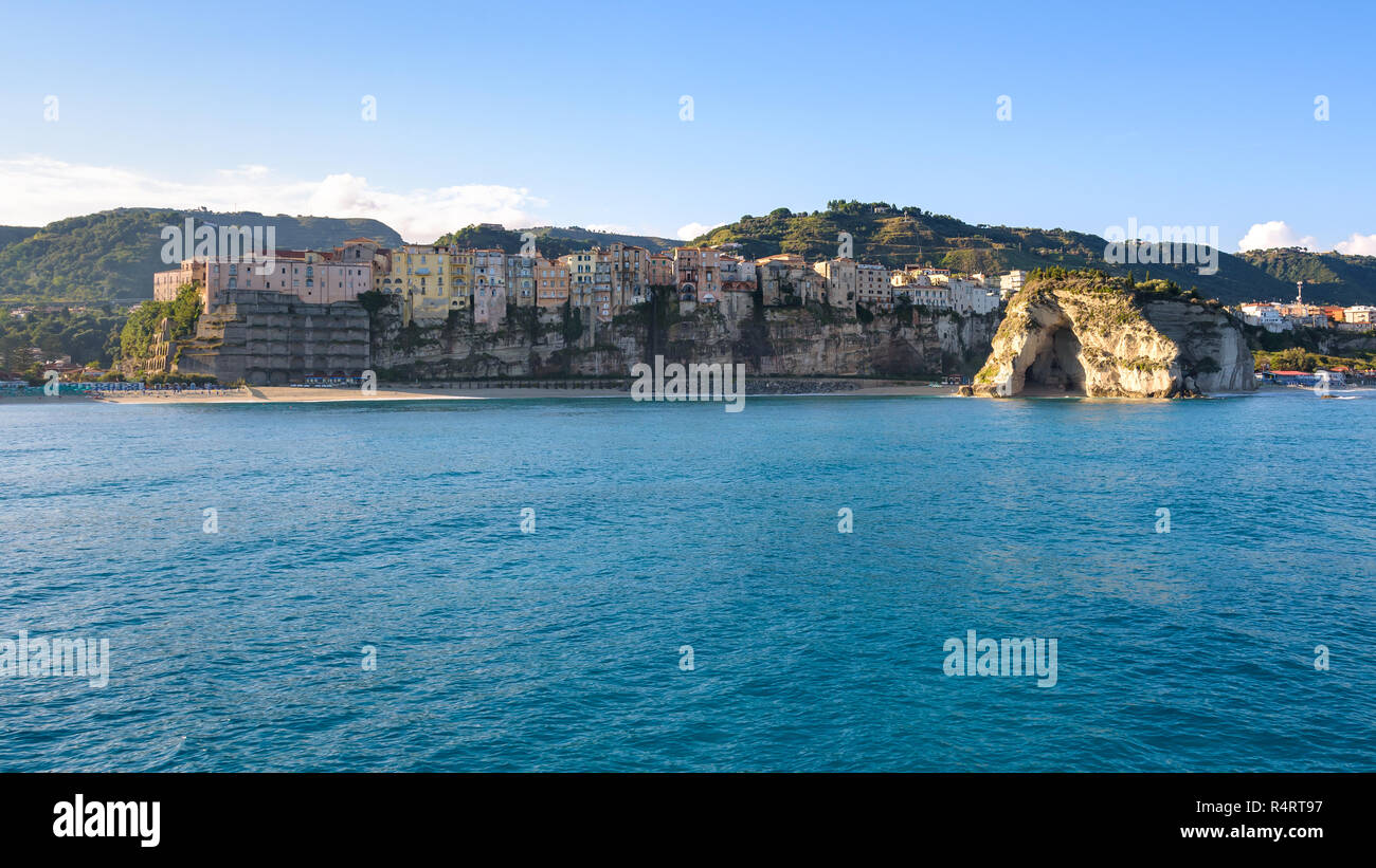 Costa di Tropea villaggio visto dal mare, Calabria, Italia Foto Stock