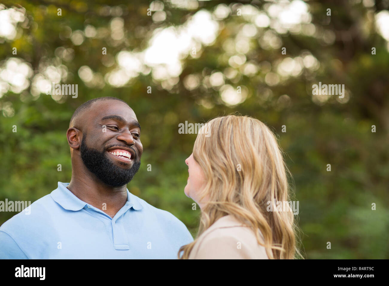 Amare razza mista giovane costeggiata e ridere. Foto Stock