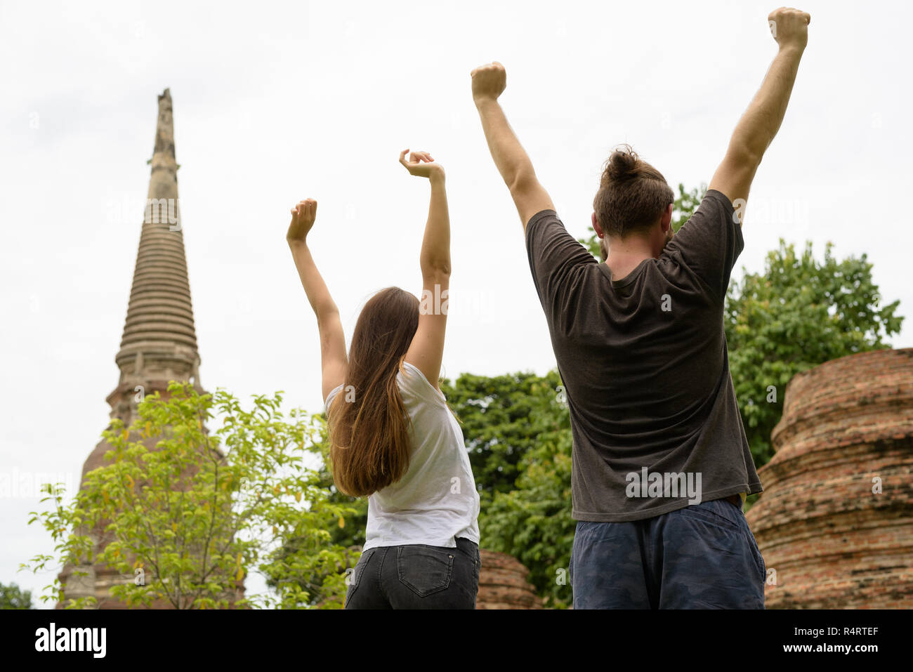 Giovane turista giovane avente vacanza in Thailandia con le braccia sollevate Foto Stock