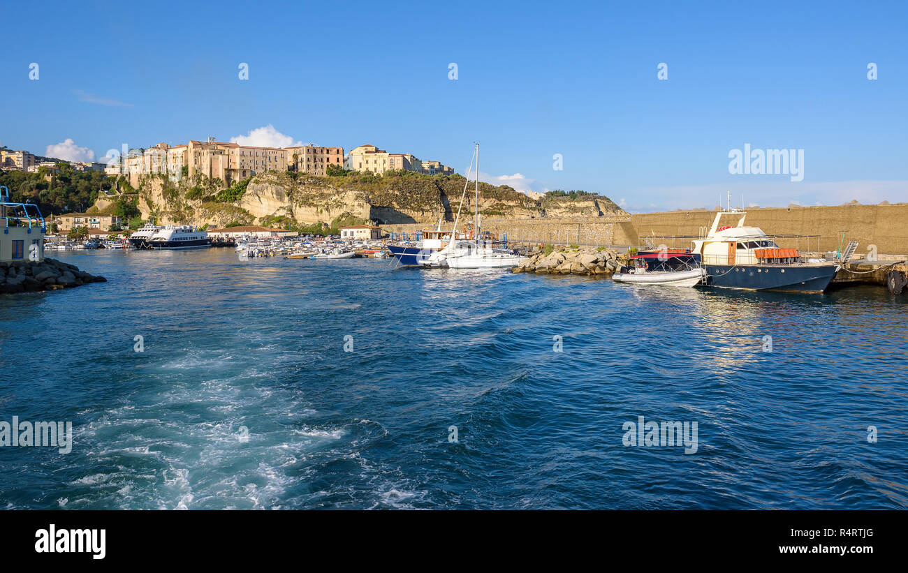 Vista la mattina della porta nella cittadina di Tropea in Calabria, Italia Foto Stock