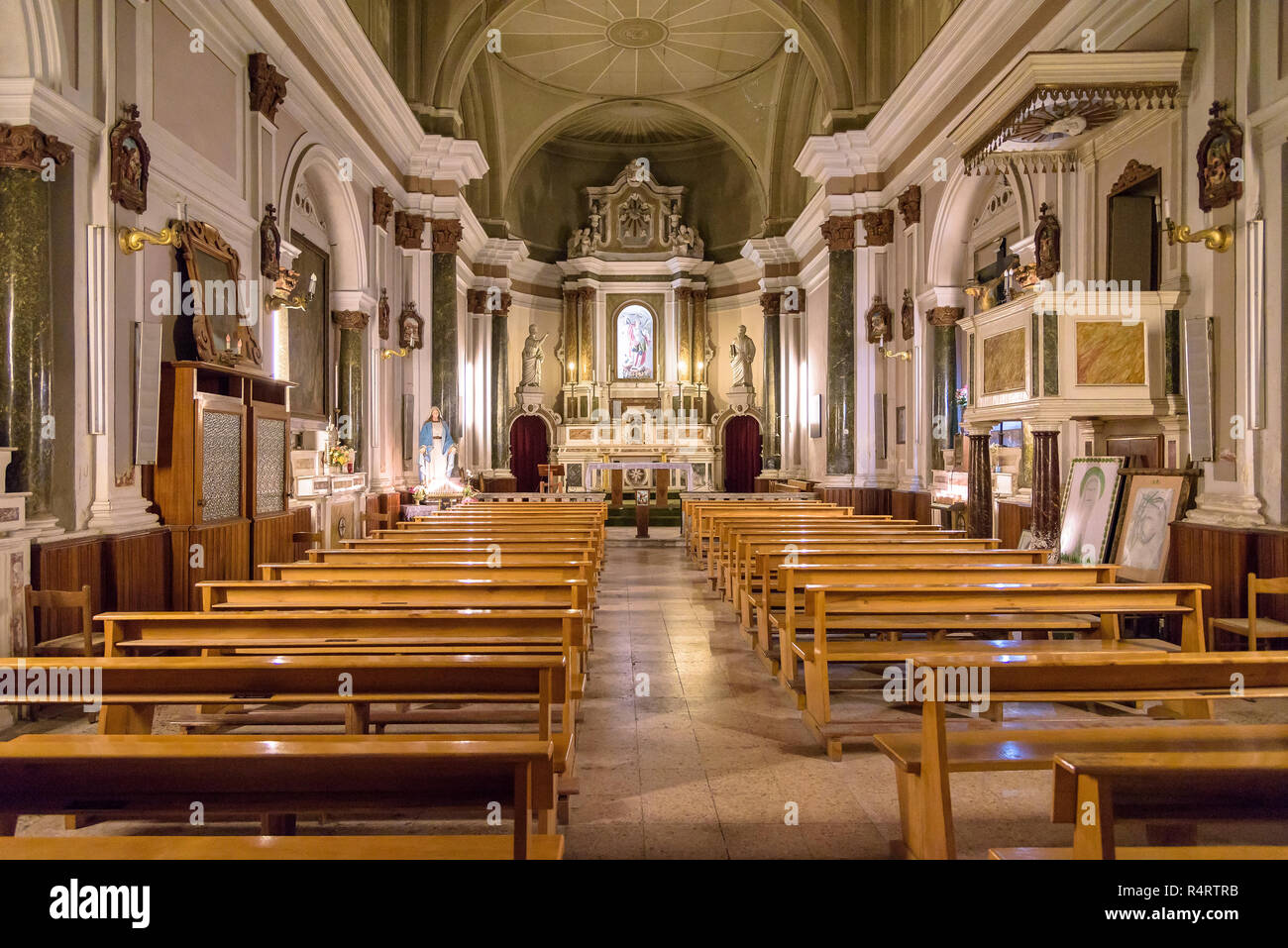 Tropea, Italia - 06 Settembre 2016: vista del vuoto interno della chiesa di San Michele a Tropea, piccola città del sud Italia Foto Stock