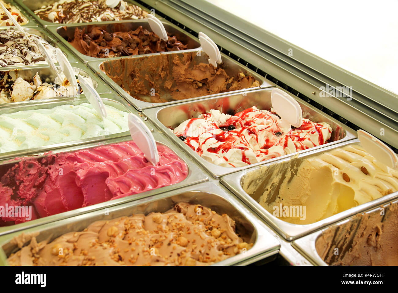 Gelato frigo con crema e frutta gelato italiano acciaio contatore di servizio con molti di rinfrescante scoopable dolci sapori. Ice Cream display. Foto Stock
