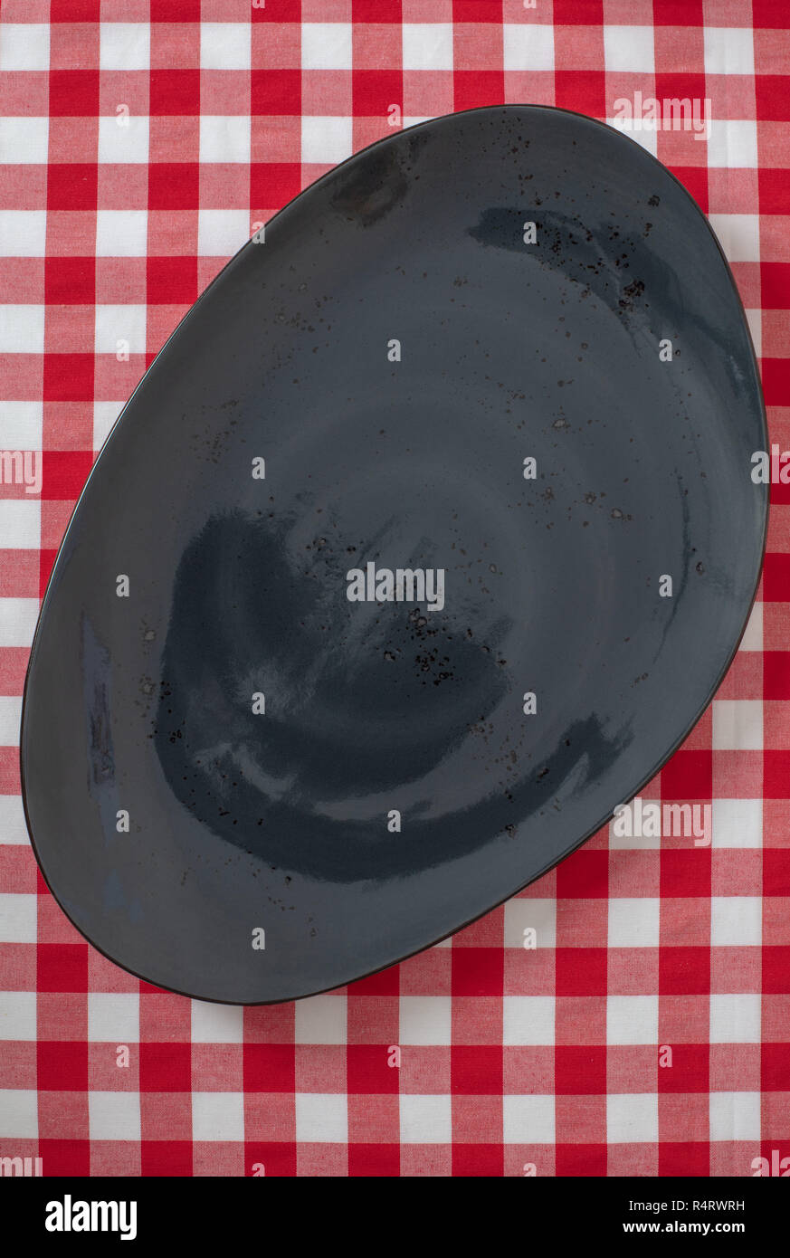 Vuota forma amorfa piatto nero piatto in ceramica vista da sopra il tavolo Foto Stock