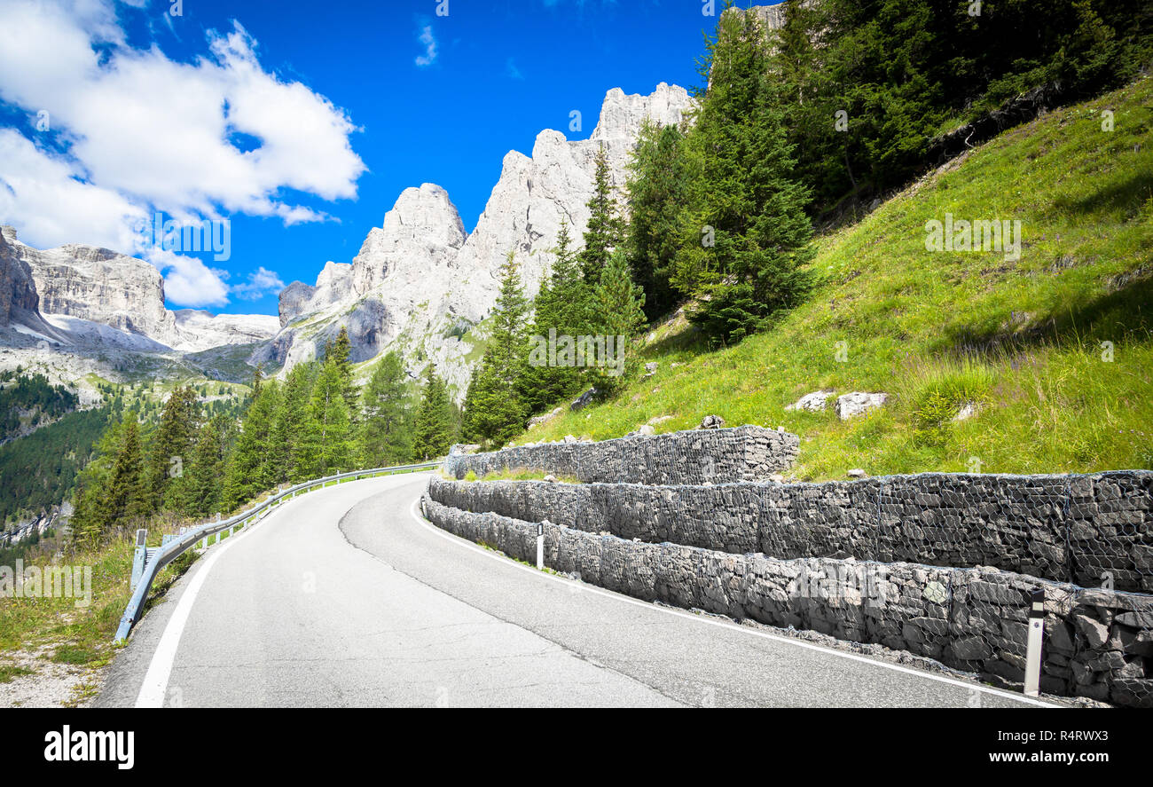 Strada di montagna nella regione Dolomiti - Italia Foto Stock