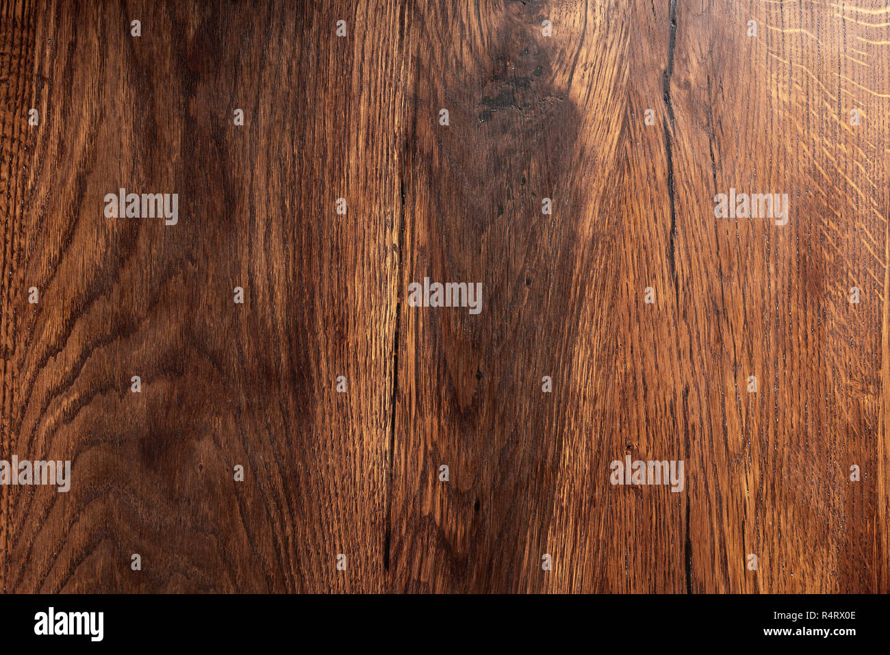 Vecchio tavolo in legno. Colore marrone scuro dello sfondo. Foto Stock