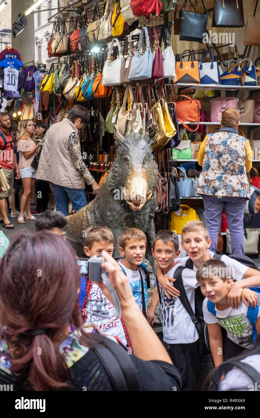 Il Porcellino statua nel Mercato Nuovo, circondato da giovani turisti in Firenze, Italia. Foto Stock