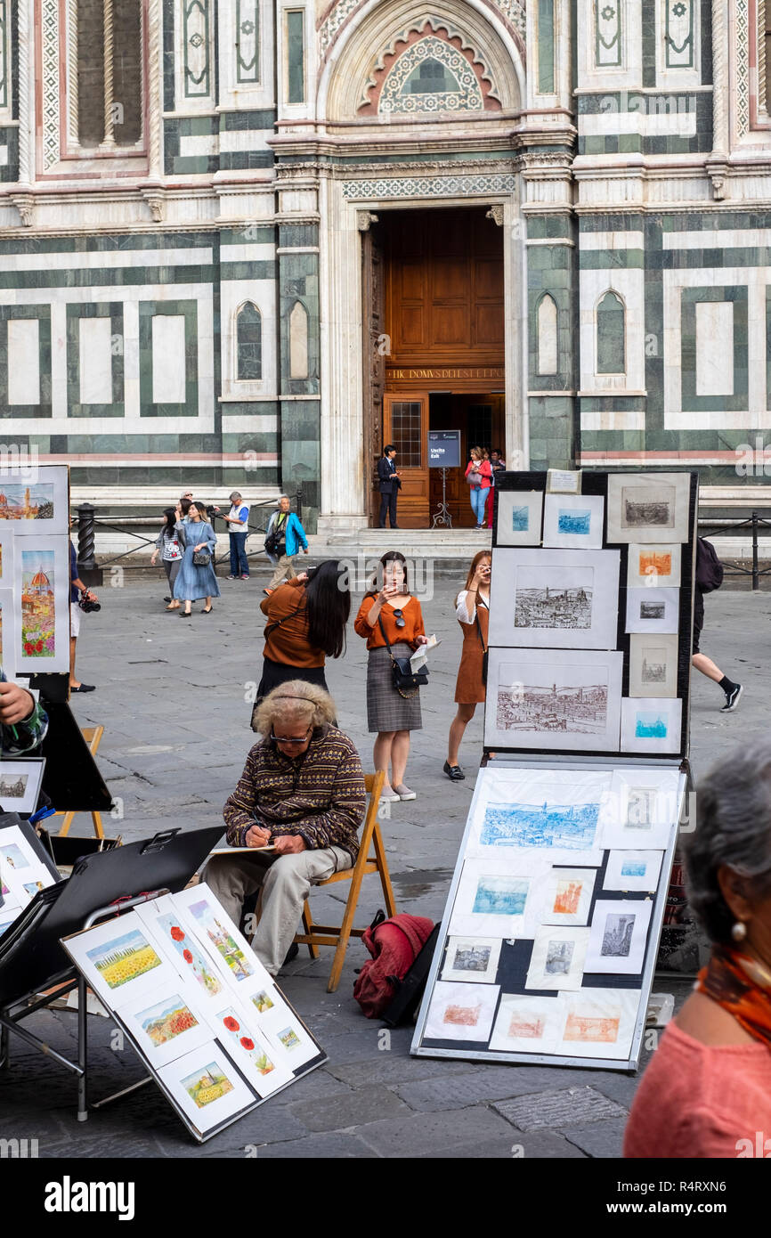 Gli artisti il lavoro di vendita al di fuori del Duomo di Firenze (Italia). Foto Stock