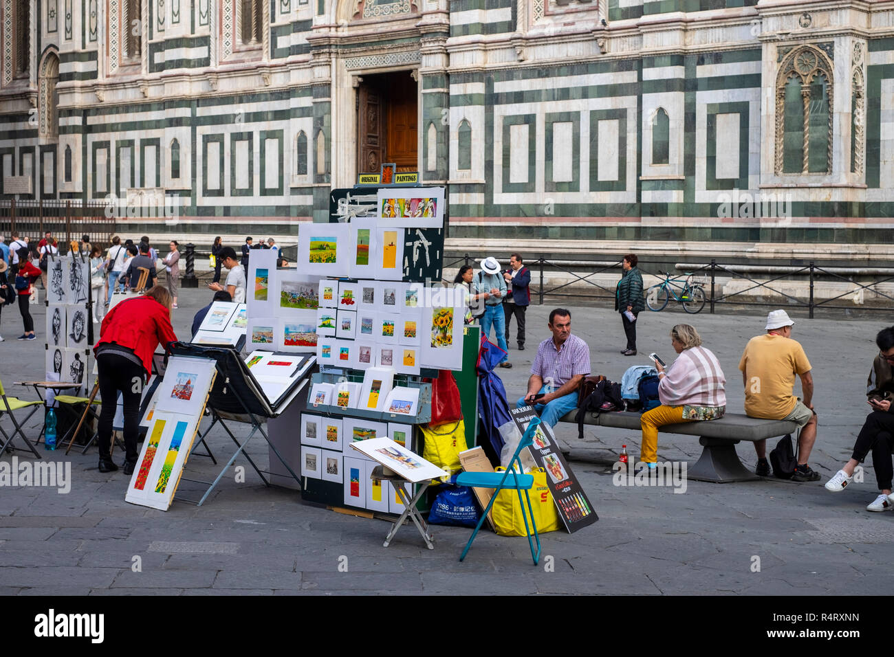 Gli artisti il lavoro di vendita al di fuori del Duomo di Firenze (Italia). Foto Stock