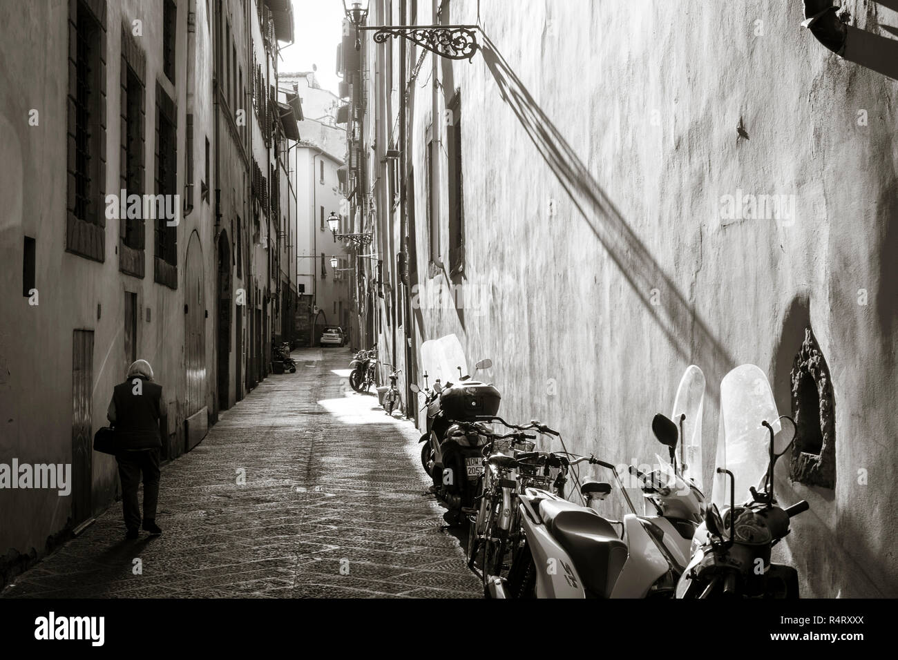 Scena di strada, nel tardo pomeriggio la luce del sole,Firenze, Italia. Foto Stock