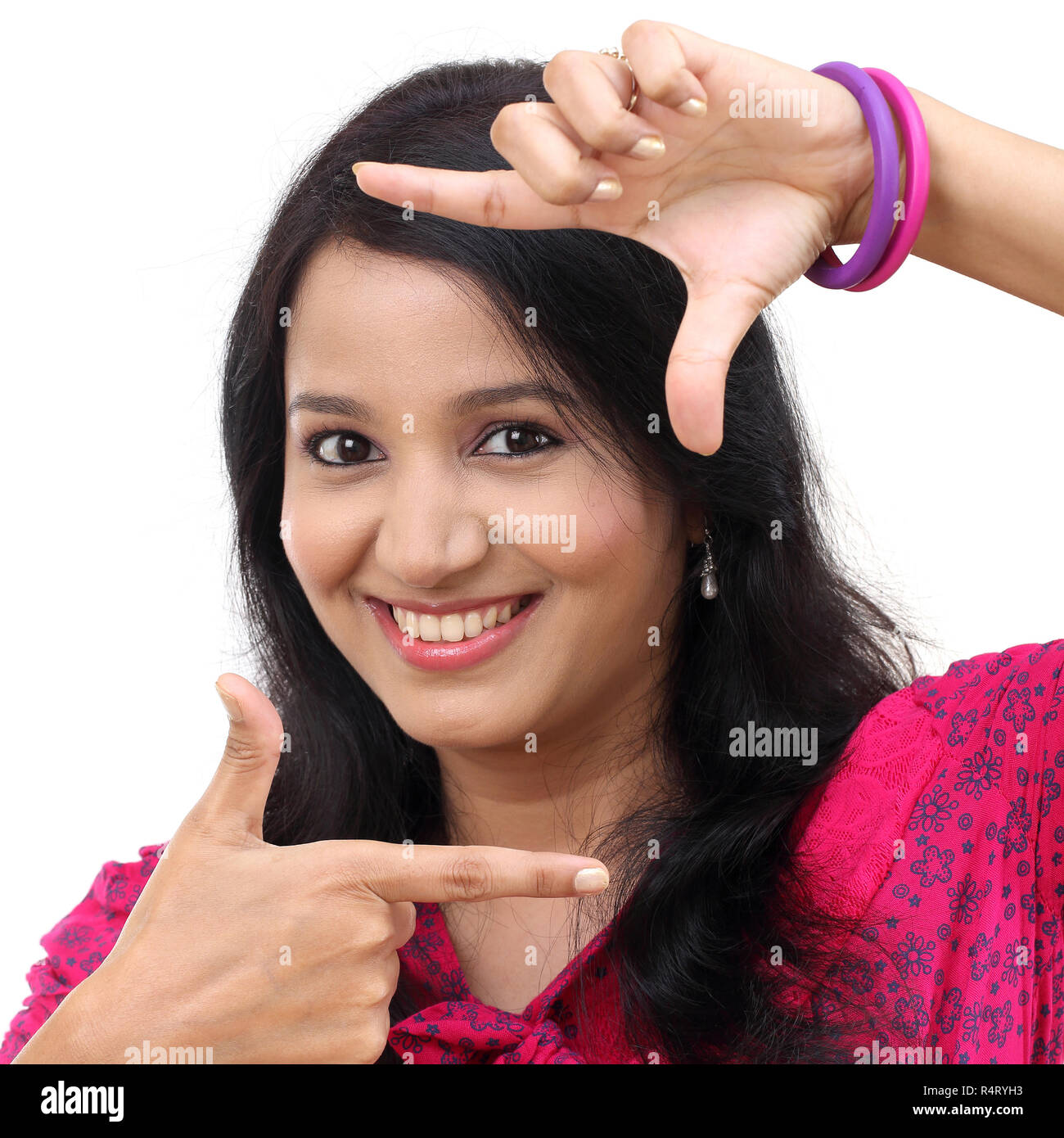 Allegro giovane donna la creazione di una cornice con le dita Foto Stock