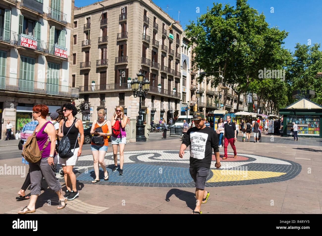 Barcellona, Spagna - 2 settembre: Joan Miro il Pla de l'os mosaico in La Rambla il 2 settembre 2017 a Barcellona, Spagna. Migliaia di persone a piedi o giornaliero Foto Stock