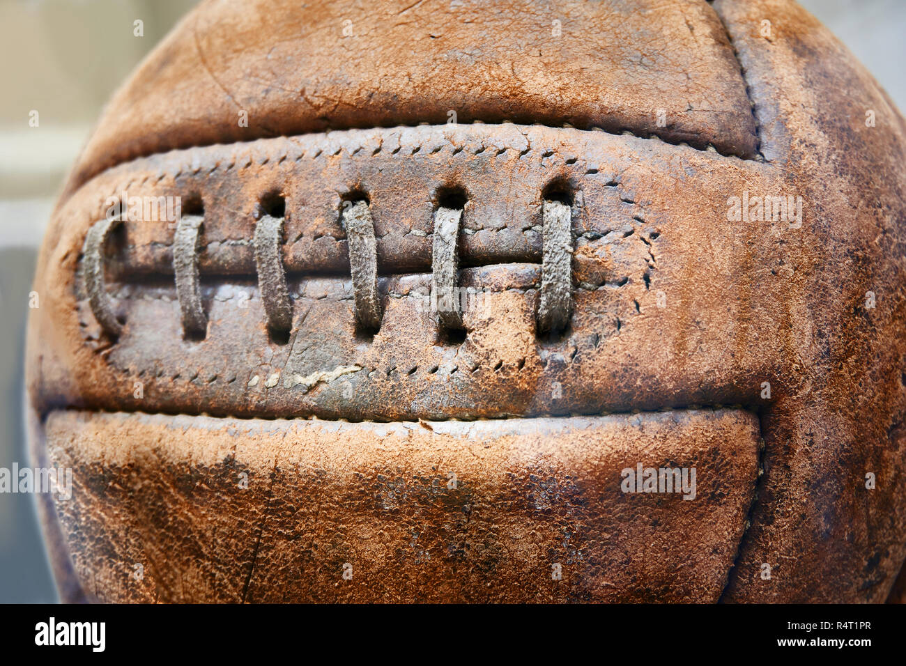 Vecchio Pallone da calcio in cuoio, con lacci Foto stock - Alamy