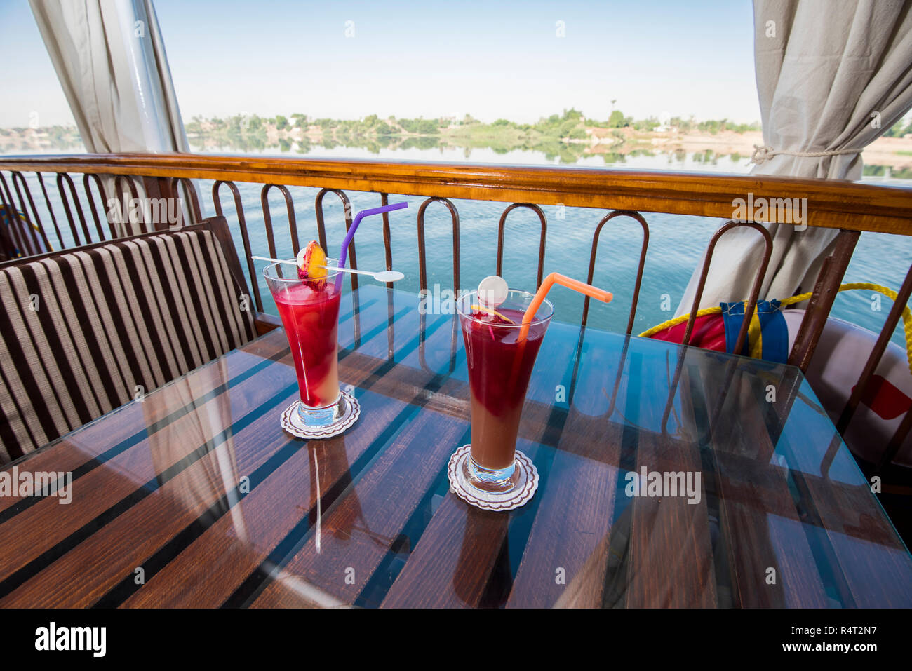 Posti a sedere sedia e tavolo sulla terrazza solarium di un fiume Nilo barca con cocktail bevande Foto Stock