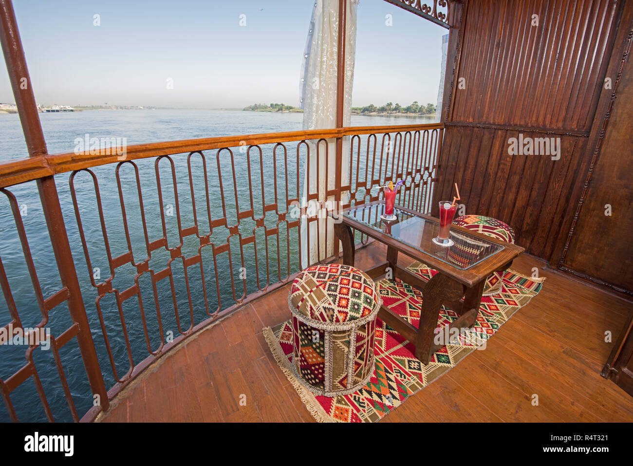 Posti a sedere sedia e tavolo sul balcone di cabina di un lusso sul fiume Nilo in barca di crociera con vista panoramica Foto Stock
