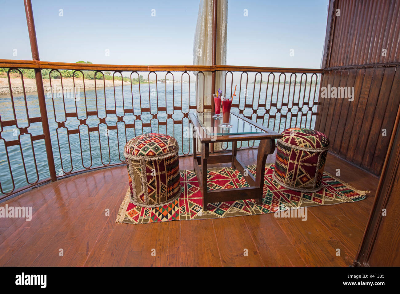 Posti a sedere sedia e tavolo sul balcone di cabina di un lusso sul fiume Nilo in barca di crociera con vista panoramica Foto Stock