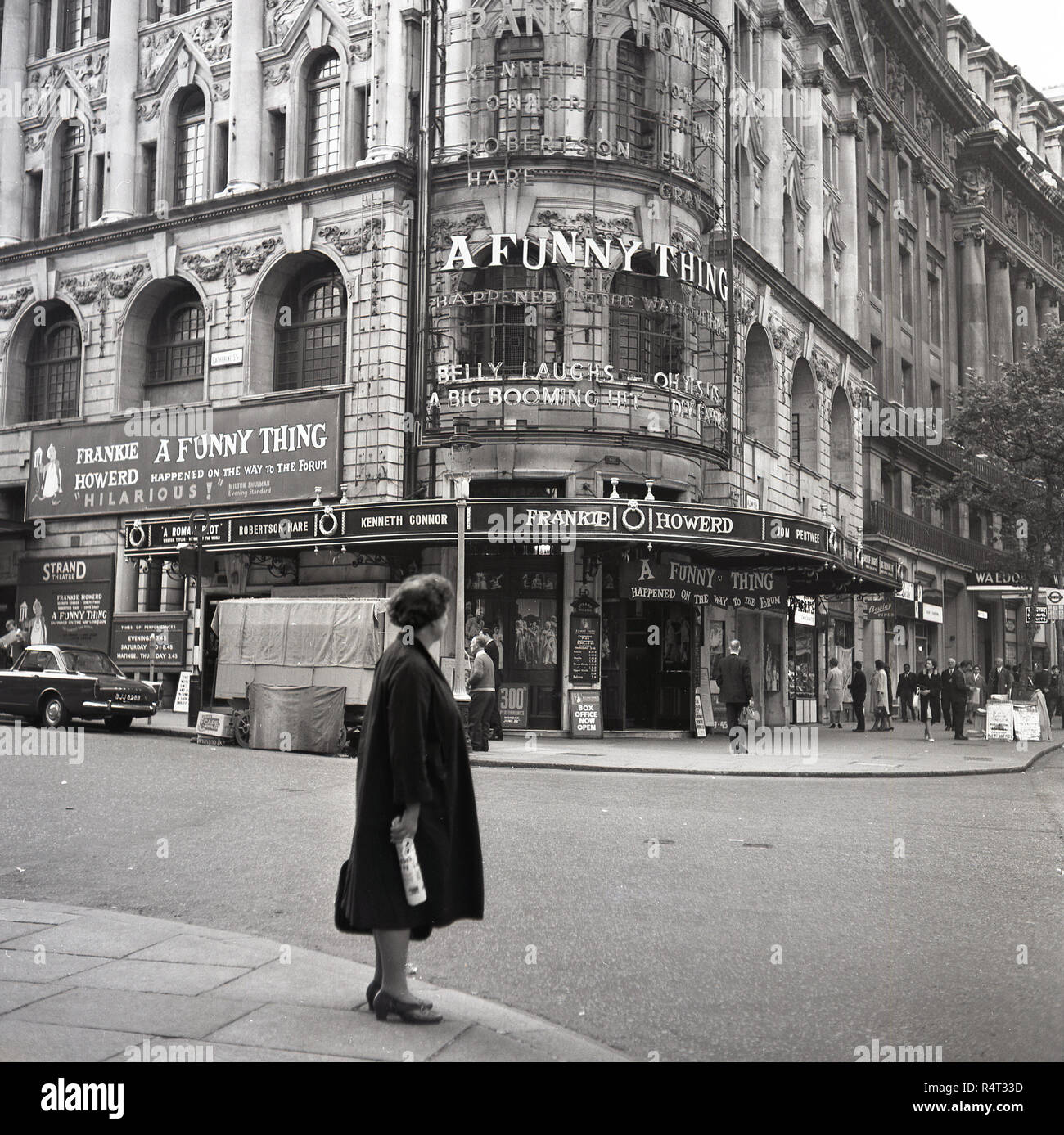 1963, storico, London, West End, vista esterna del teatro del filamento con il gioco, ' una cosa divertente Happended sul modo in cui il Forum' con protagonista il comico Frankie Howerd. Foto Stock