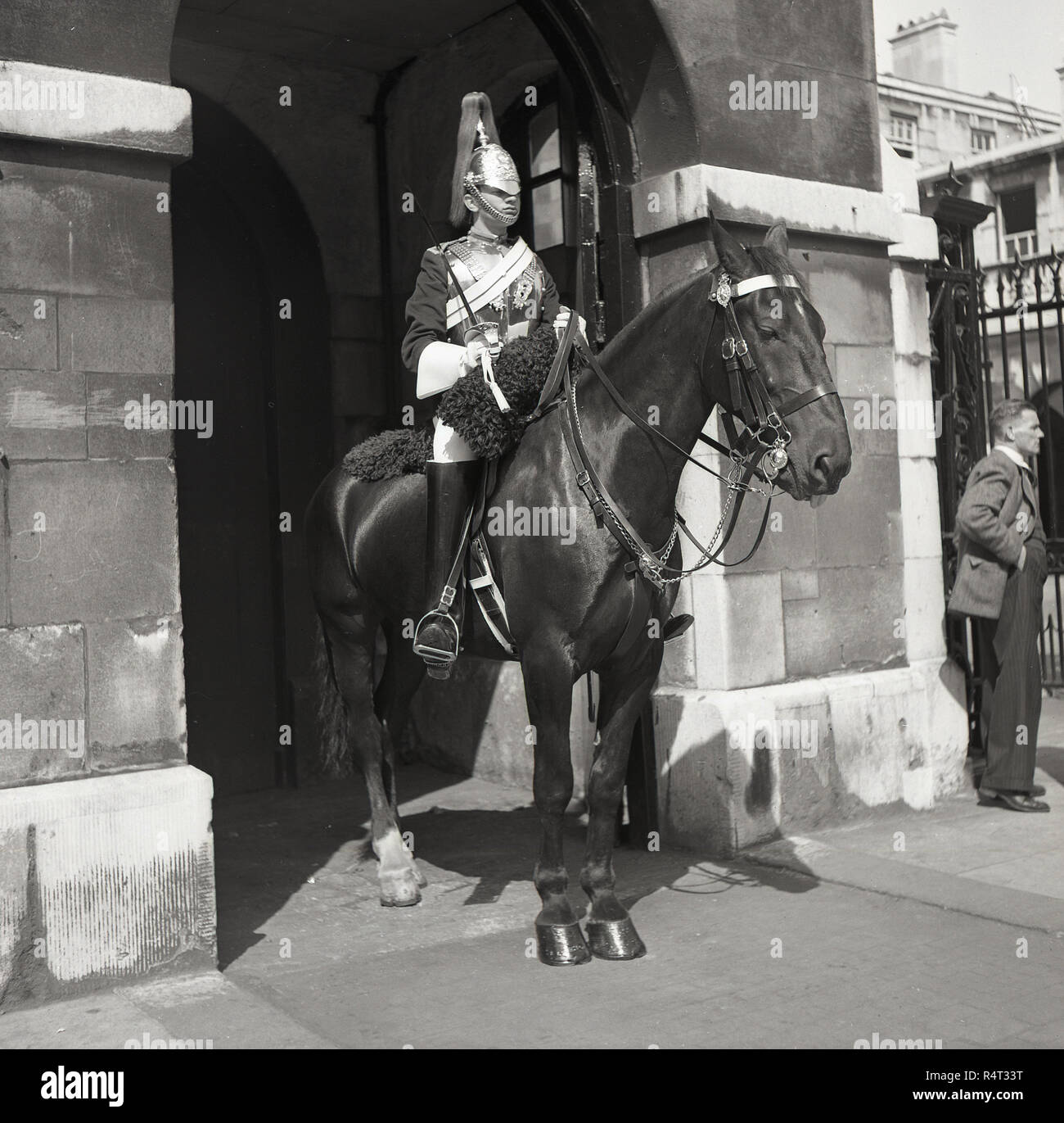Anni sessanta, storico, è montato un membro della famiglia di cavalleria, il Queen's Life Guard, in piedi al di fuori delle Guardie a Cavallo, l'ingresso ufficiale di St James e Buckingham Palace a partire dal 1660. Foto Stock