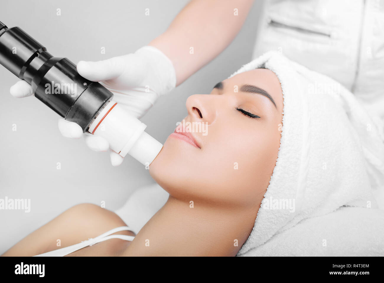 Procedura di trattamento antirughe , onda acustica terapia sulla faccia Foto Stock