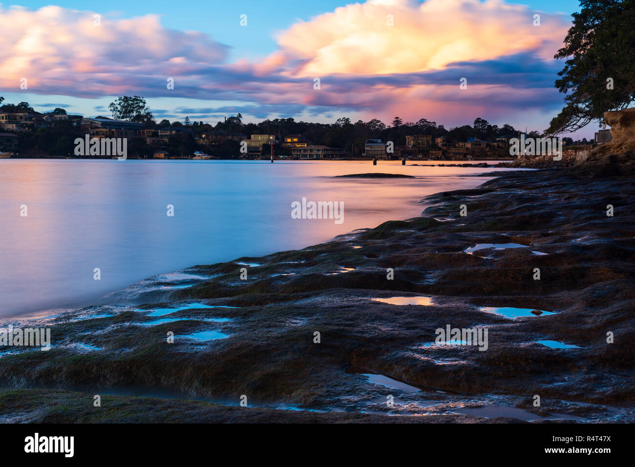 Tramonto sul fiume Parramatta, Sydney, Australia. Nuvole, riflessi e colori. Foto Stock
