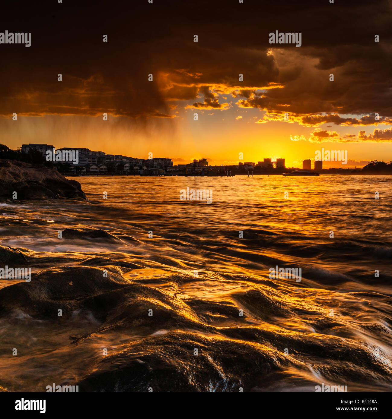Tramonto sul fiume Parramatta, Sydney, Australia. Nuvole, riflessi e colori. Foto Stock