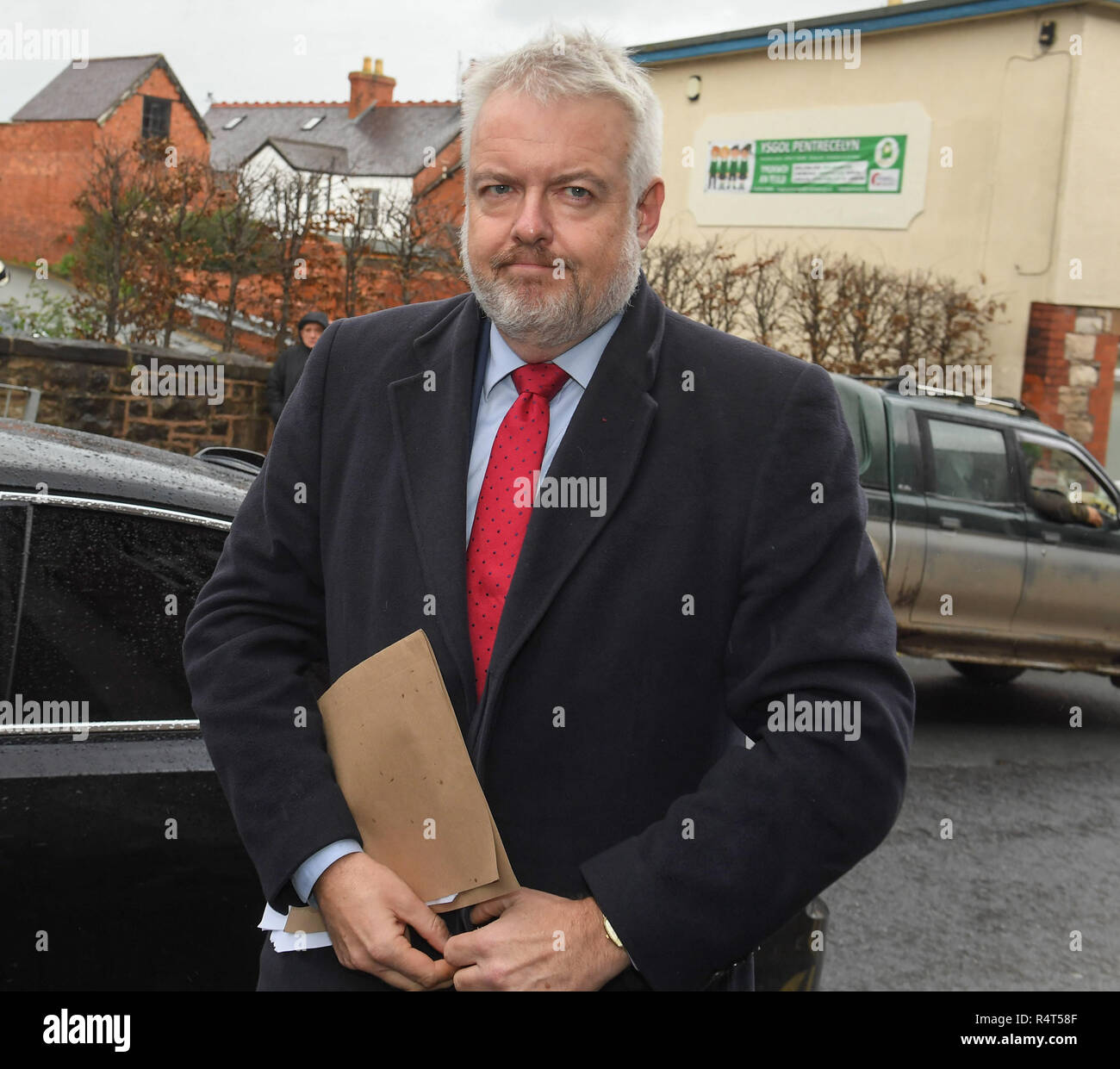 Il gallese Primo Ministro Carwyn Jones arriva a fornire elementi di prova all'inchiesta la morte di Welsh Assembly Ministro Carl Sargeant a Ruthin County Hall. Foto Stock