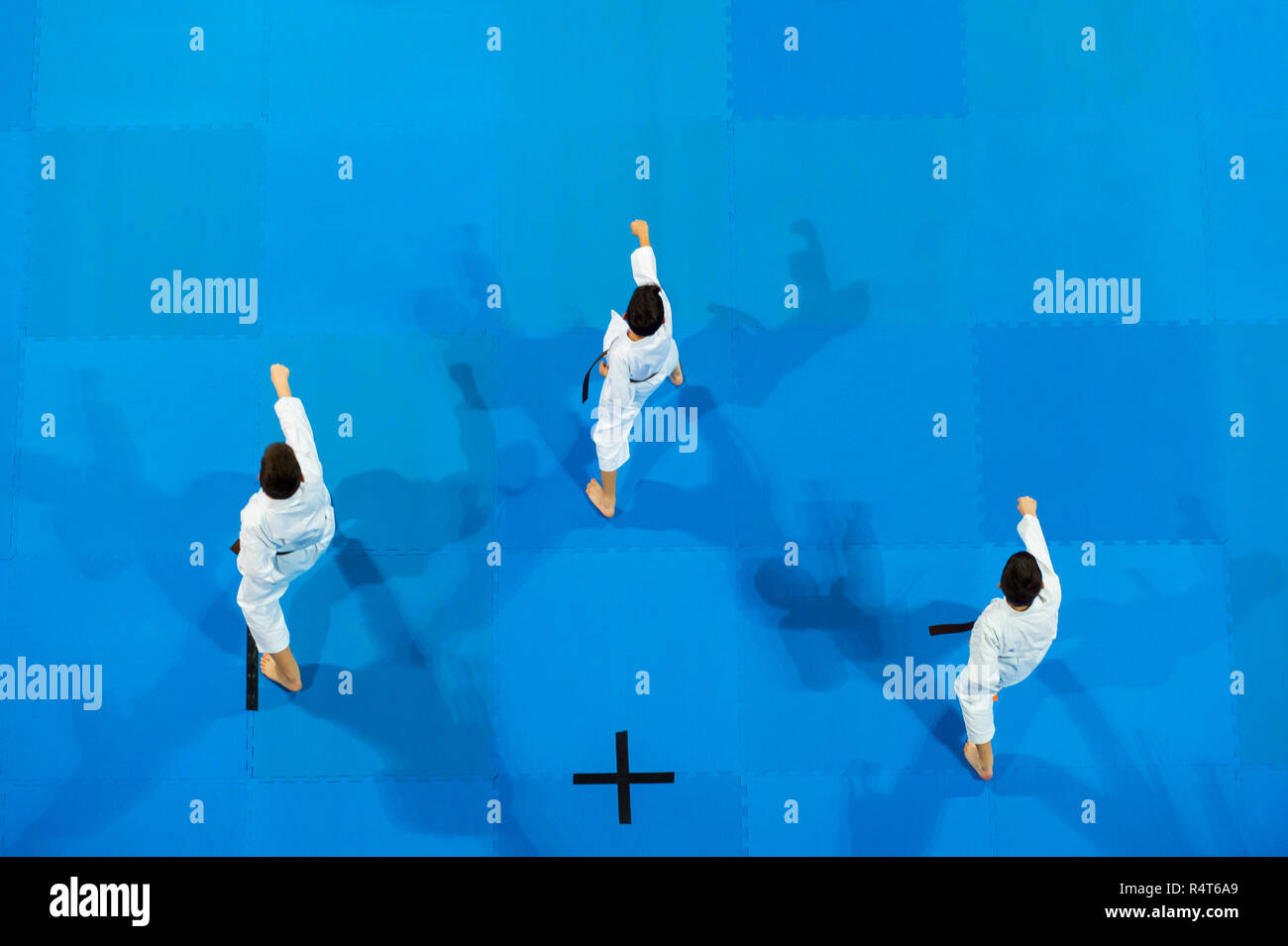 Karate Do boys contro sfondo blu. Vista dall'alto. Competizione Sportiva. Foto Stock