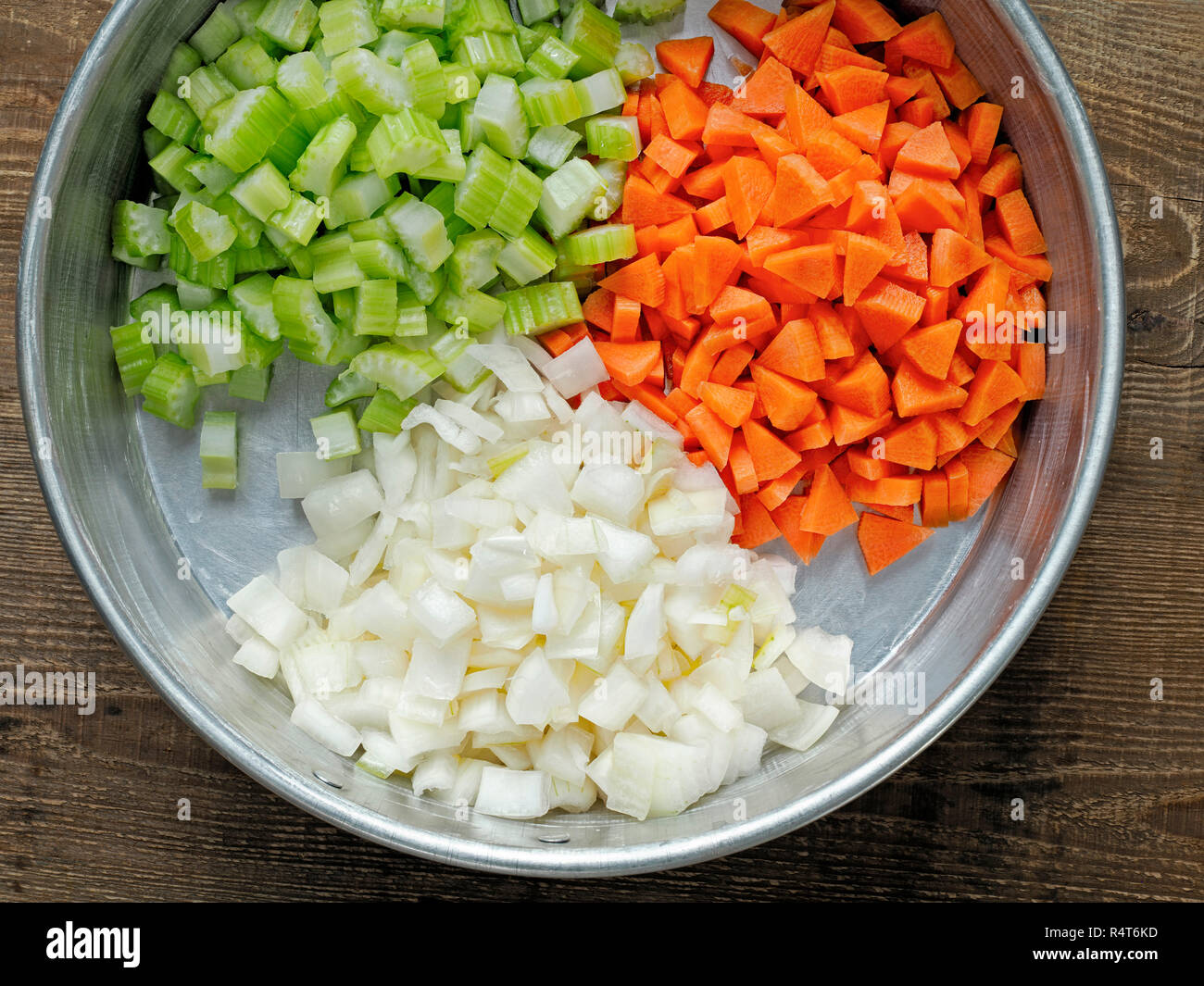 Rustico carota tagliata a dadini la cipolla e il sedano Foto Stock