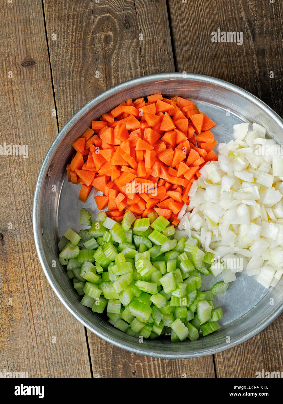 Rustico carota tagliata a dadini la cipolla e il sedano Foto Stock