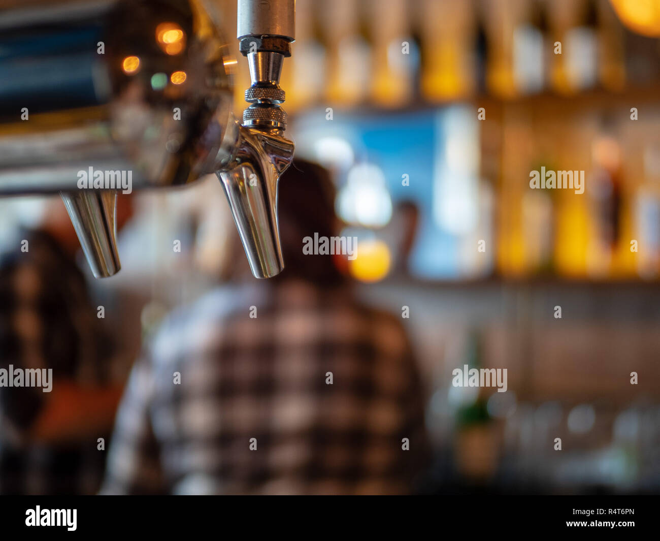 Birra di argento tocca nel ristorante bar con disco bevande e liquori in background Foto Stock