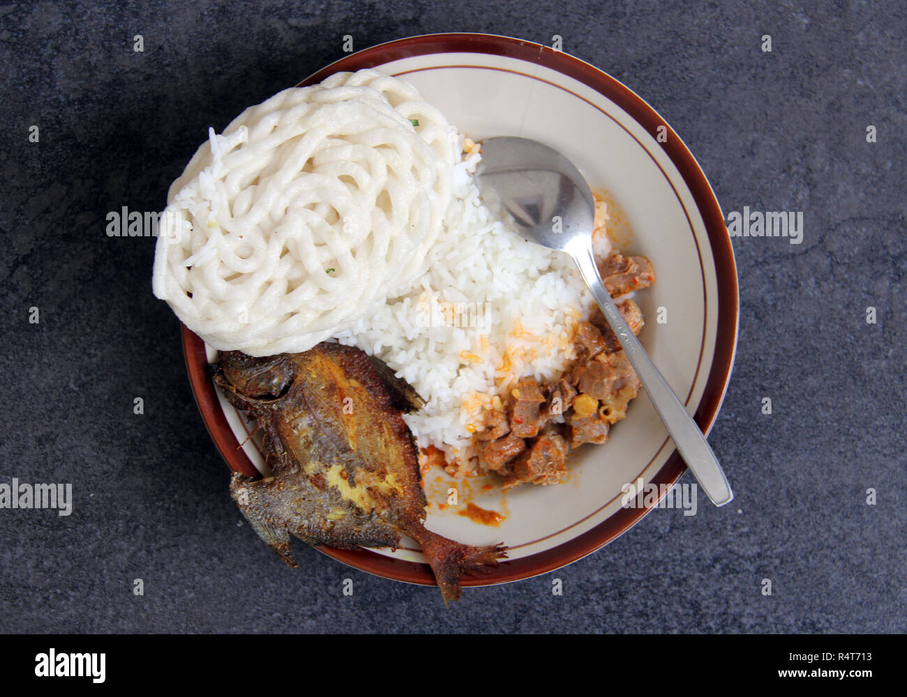Nasi putih, cracker e carni bovine sulla piastra. Foto Stock