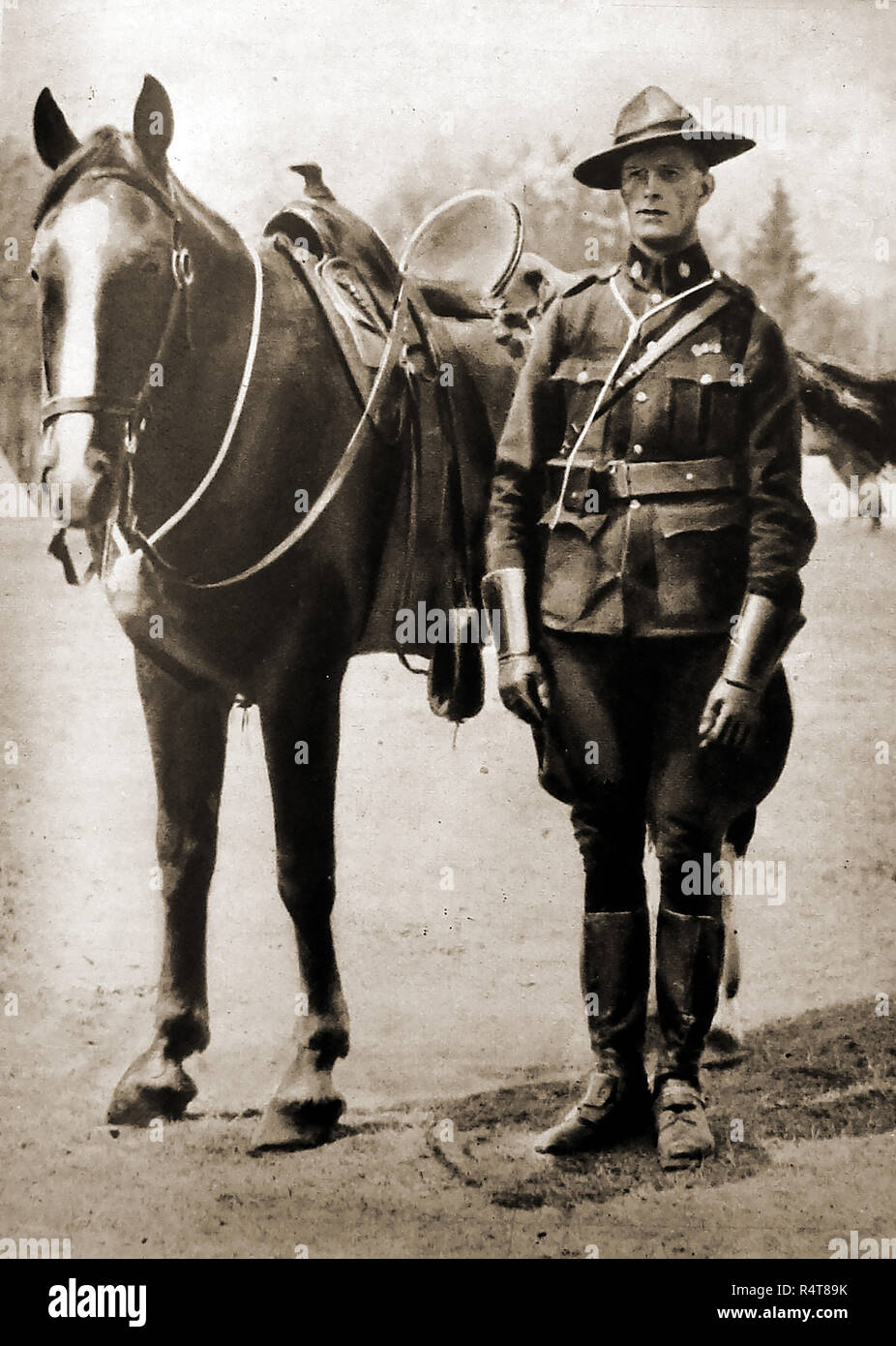 ROYAL CANADIAN polizia montata (aka il Mounties). Formato 1 Febbraio 1920 : Questa è una c1940s ritratto del poliziotto montato dal Canada in rosso tipico serge uniformi,con il suo cavallo c1940's Foto Stock