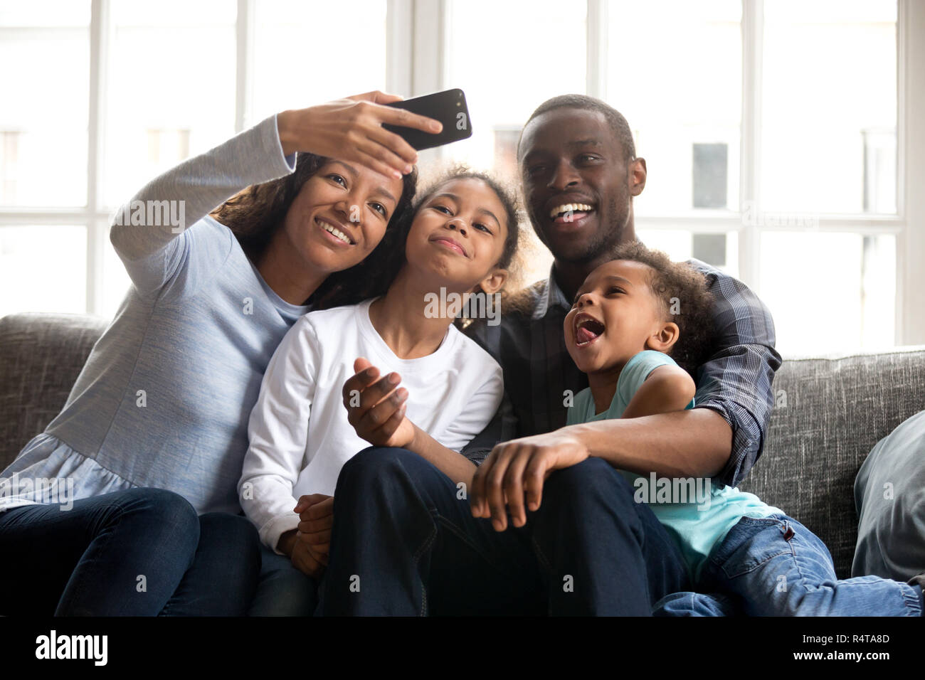 Felice americano africano grande famiglia tenendo selfie insieme Foto Stock