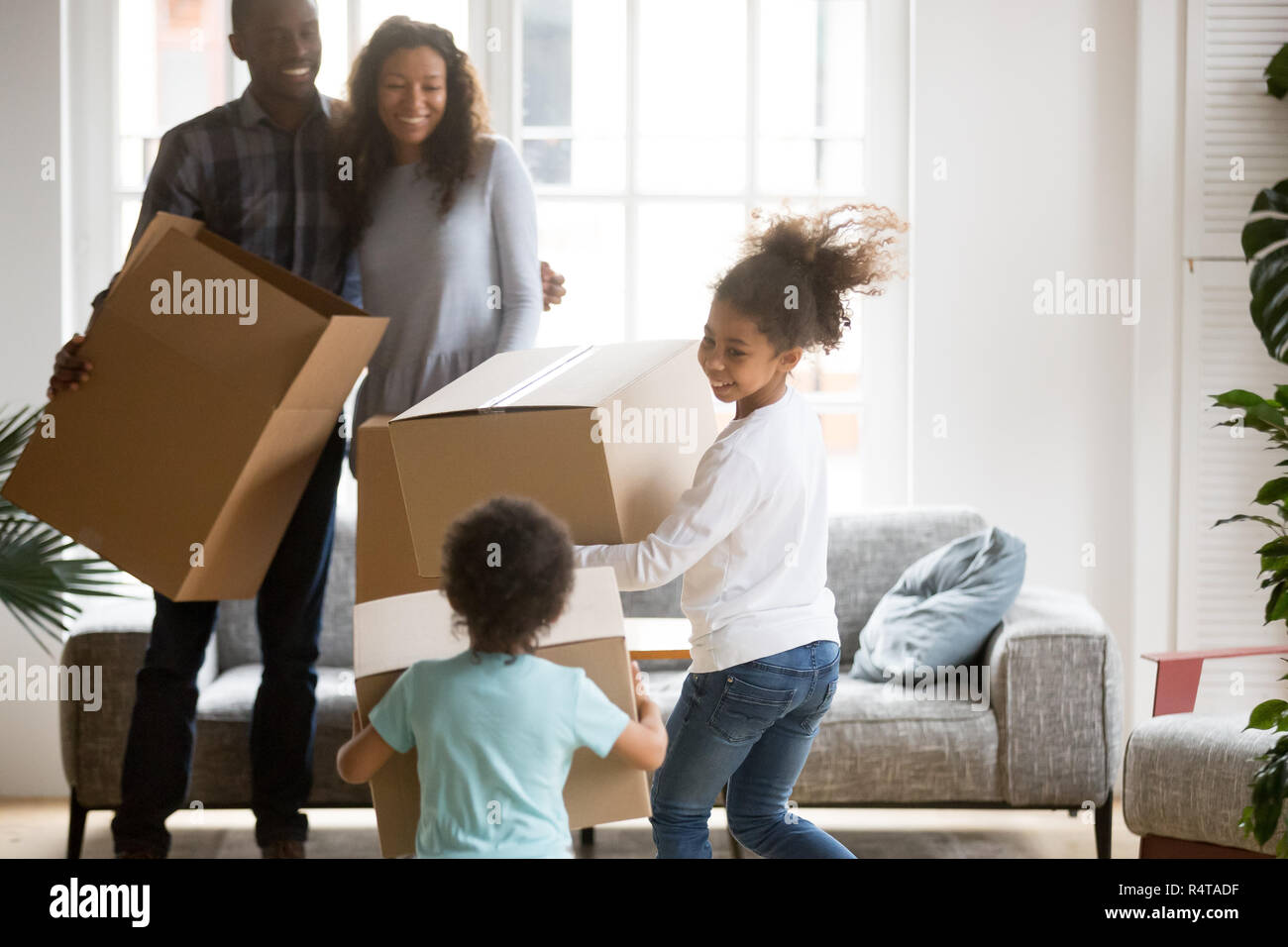 Felice grande famiglia americana africana appena spostato nella nuova casa Foto Stock