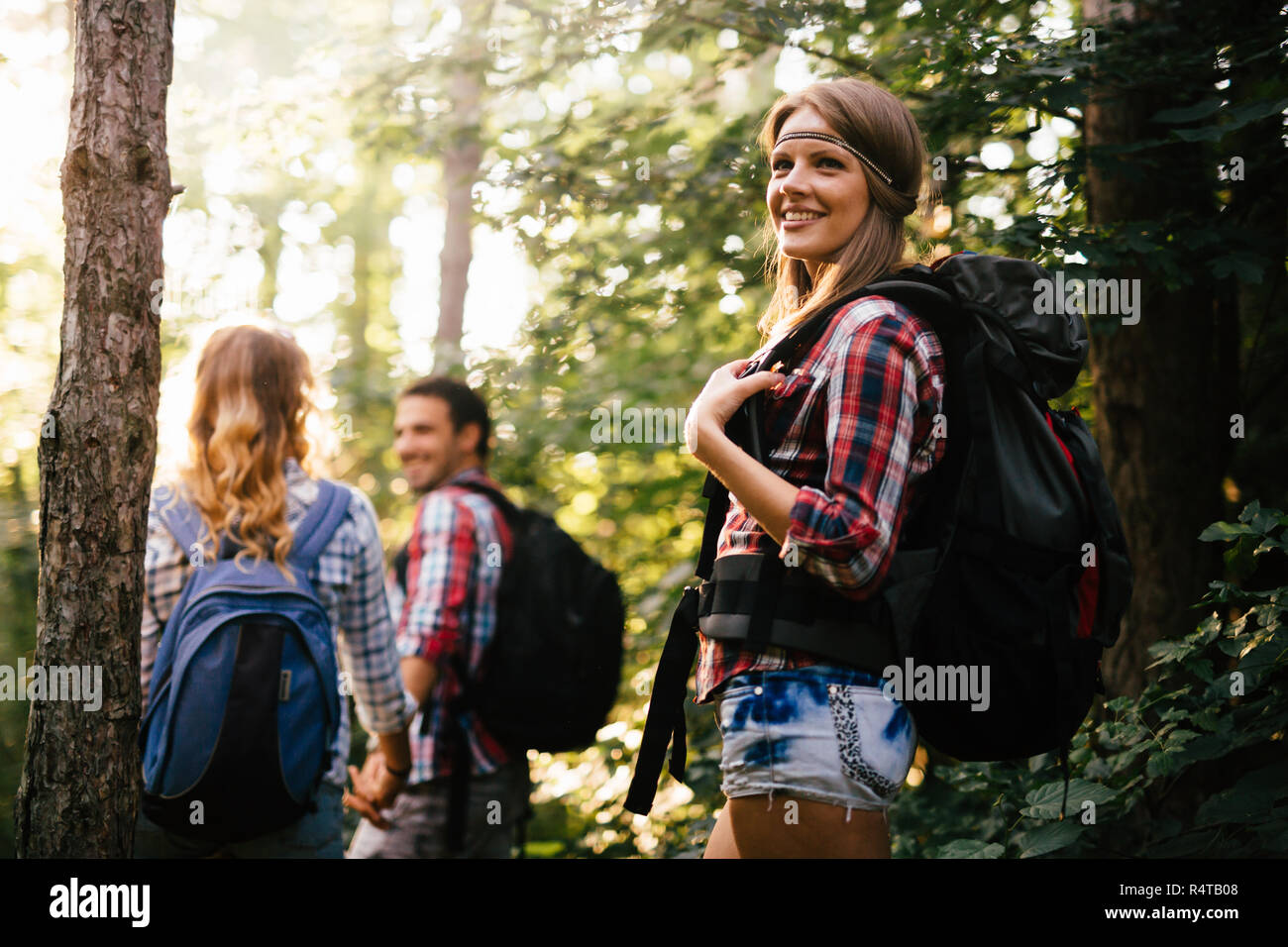 Gruppo di persone escursioni nella foresta e divertirsi Foto Stock