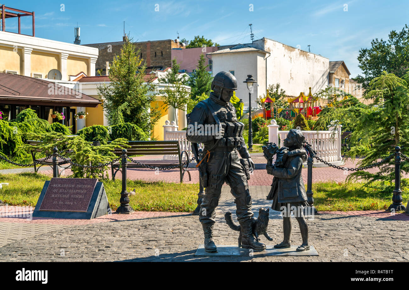 Gente educata, un monumento ai soldati russi che hanno partecipato all'annessione della Crimea nel 2014. Simferopol Foto Stock