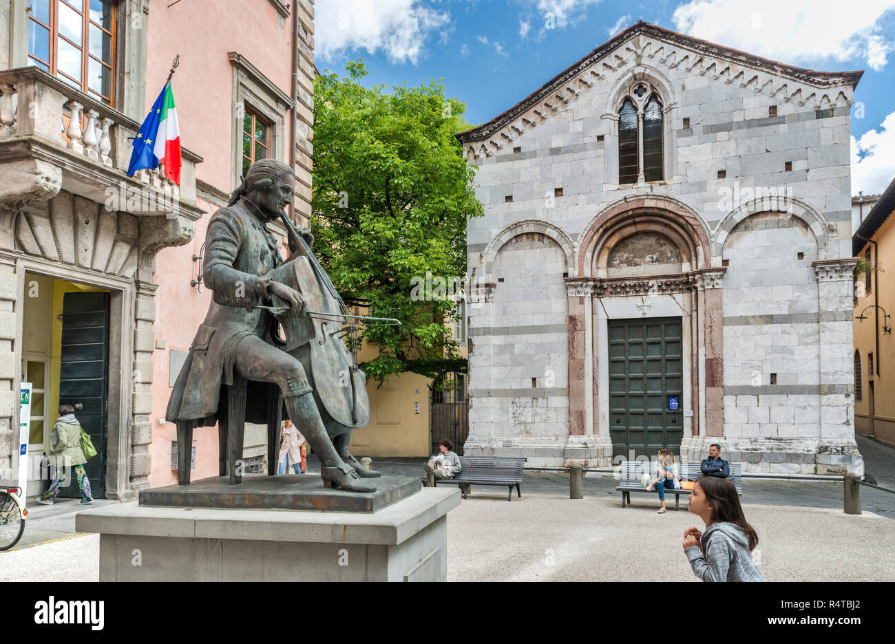 Ragazza giovane guardando alla statua di Luigi Boccherini statua, Istituto Superiore di Studi Musicali, Chiesa di Santa Giulia, a Lucca, Toscana, Italia Foto Stock