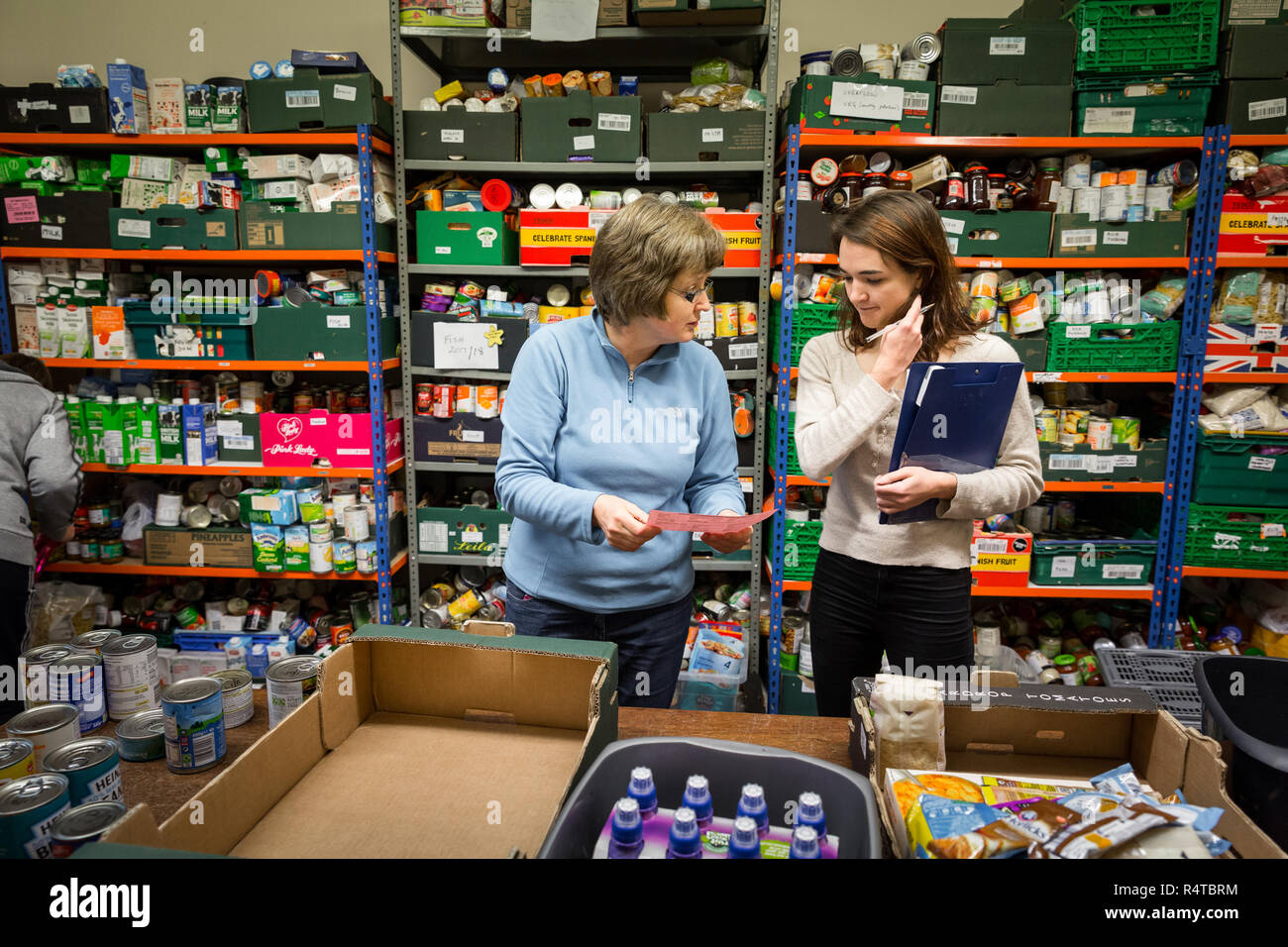 I volontari del Foodbank fruttivendolo fornire ai donatori con cibo a Hope House, Beeston Regno Chiesa Riformata, Nottingham. Foto Stock