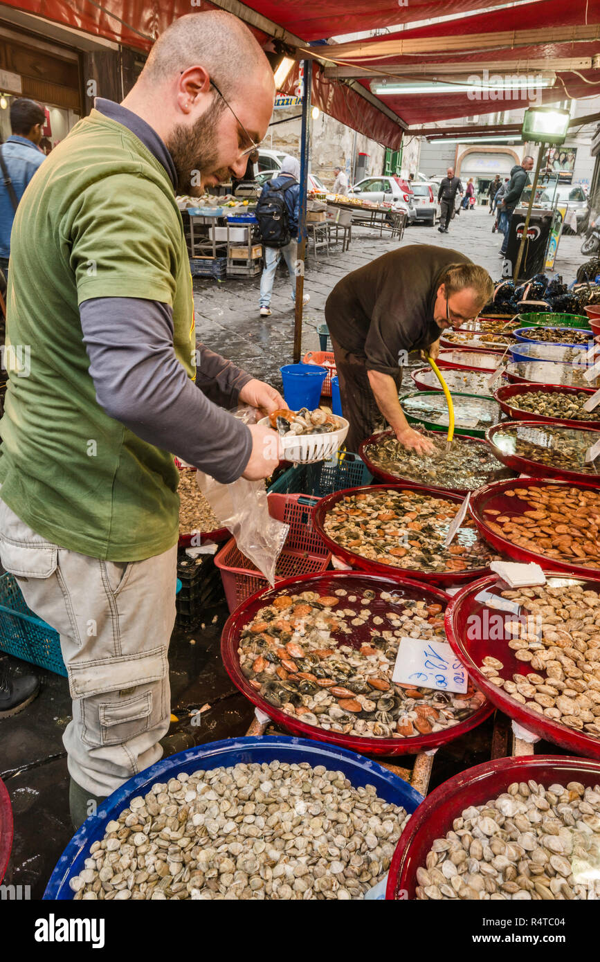 Pescivendolo stallo a Via Sopramuro, mercato di Porta Nolana trimestre, Napoli, campania, Italy Foto Stock