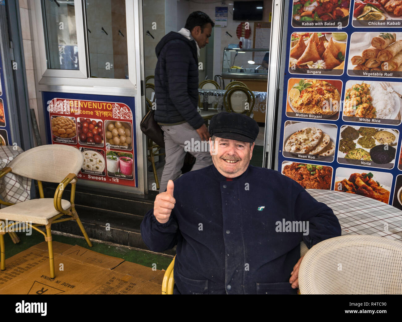 Uomo seduto al fast-food luogo in Via Cesare Carmignano, street al mercato di Porta Nolana trimestre, Napoli, campania, Italy Foto Stock