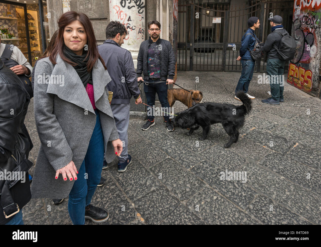 Giovane donna, uomini con cani, a Piazza San Domenico Maggiore, Centro Storico trimestre, Napoli, campania, Italy Foto Stock