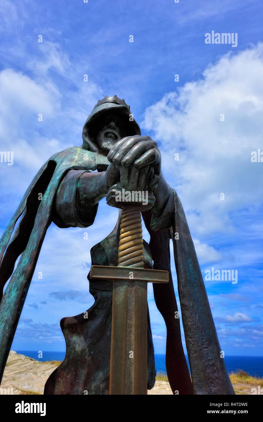 King Arthur un 8 ft scultura in bronzo di artista Rubin Eynon, denominato Gallos Cornish word per potenza, Tintagel Castle Isola Peninsular,Cornwall,l'Inghilterra,UK Foto Stock