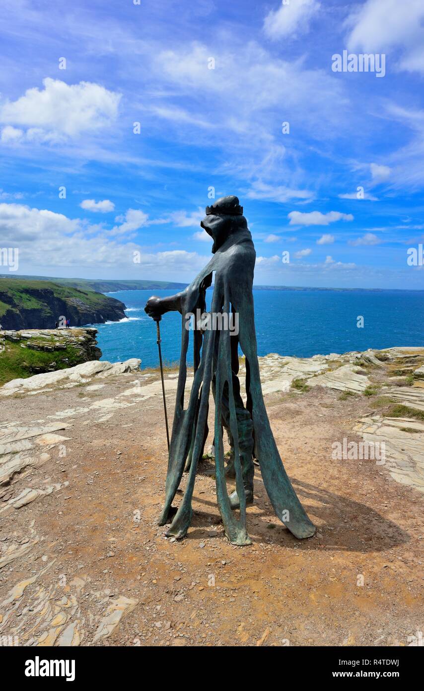 King Arthur un 8 ft scultura in bronzo di artista Rubin Eynon, denominato Gallos Cornish word per potenza, Tintagel Castle Isola Peninsular,Cornwall,l'Inghilterra,UK Foto Stock