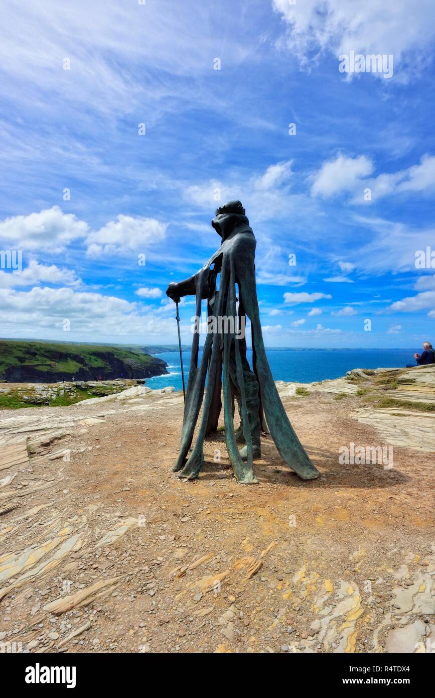 King Arthur un 8 ft scultura in bronzo di artista Rubin Eynon, denominato Gallos Cornish word per potenza, Tintagel Castle Isola Peninsular,Cornwall,l'Inghilterra,UK Foto Stock